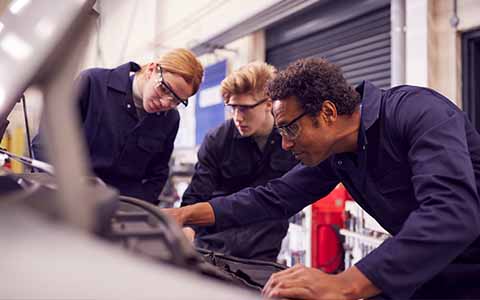 Tutor showing students under the bonnet